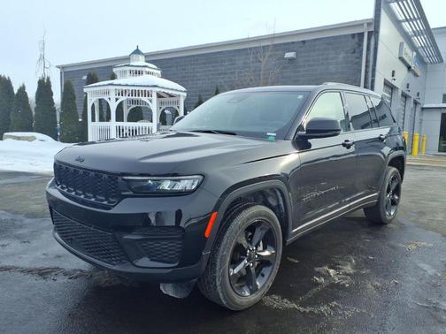 Diamond Black Crystal Pearlcoat 2024 Jeep Grand Cherokee Altitude