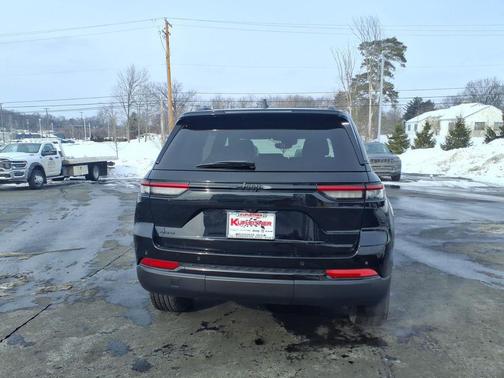 Diamond Black Crystal Pearlcoat 2024 Jeep Grand Cherokee Altitude