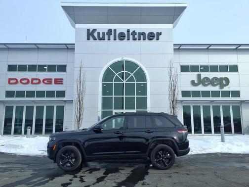 Diamond Black Crystal Pearlcoat 2024 Jeep Grand Cherokee Altitude