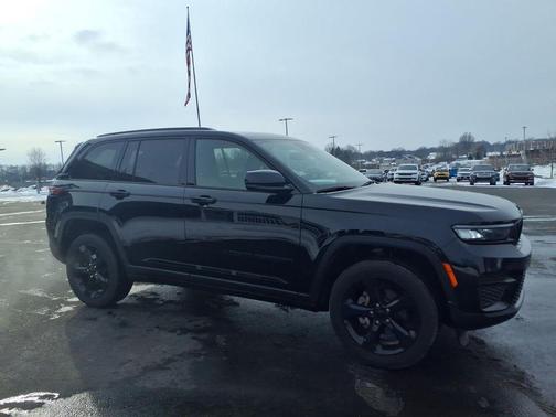 Diamond Black Crystal Pearlcoat 2024 Jeep Grand Cherokee Altitude