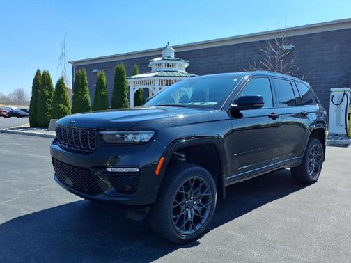 Diamond Black Crystal Pearlcoat 2025 Jeep Grand Cherokee Summit