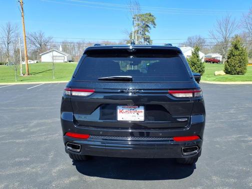Diamond Black Crystal Pearlcoat 2025 Jeep Grand Cherokee Summit
