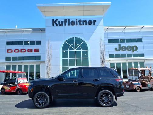 Diamond Black Crystal Pearlcoat 2025 Jeep Grand Cherokee Summit