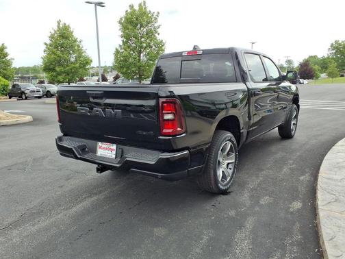 Diamond Black Crystal Pearlcoat 2026 RAM 1500 Express