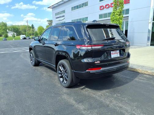 Diamond Black Crystal Pearlcoat 2026 Jeep Grand Cherokee Limited