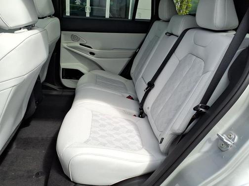 Silver Zynith Clearcoat 2026 Jeep Cherokee Overland