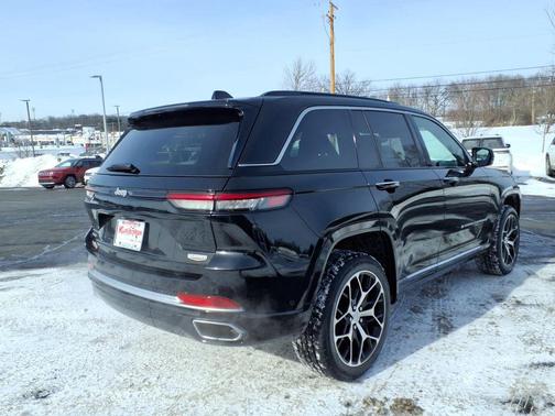 Diamond Black Crystal Pearlcoat 2024 Jeep Grand Cherokee Summit