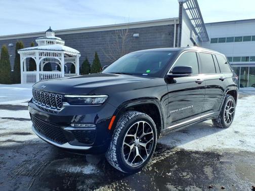 Diamond Black Crystal Pearlcoat 2024 Jeep Grand Cherokee Summit