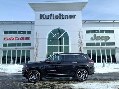 Diamond Black Crystal Pearlcoat 2024 Jeep Grand Cherokee Summit