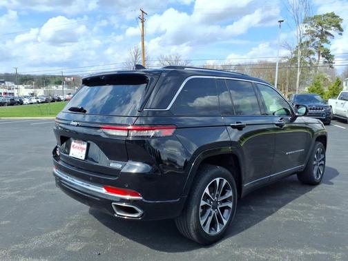 Diamond Black Crystal Pearlcoat 2023 Jeep Grand Cherokee Overland
