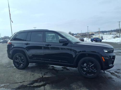 Diamond Black Crystal Pearlcoat 2024 Jeep Grand Cherokee Altitude