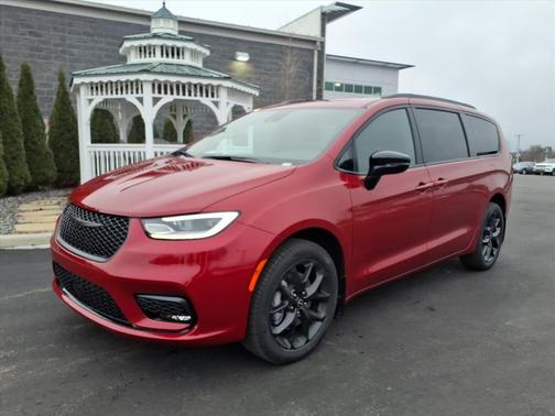 Red Hot Pearlcoat 2026 Chrysler Pacifica L