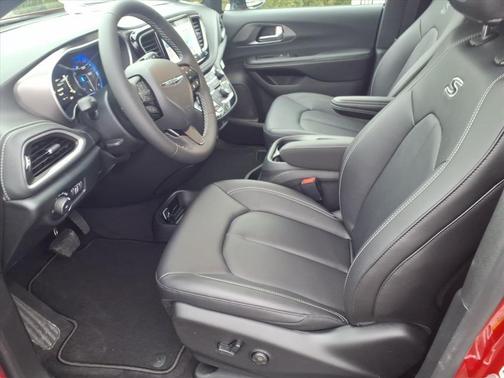 Red Hot Pearlcoat 2026 Chrysler Pacifica L