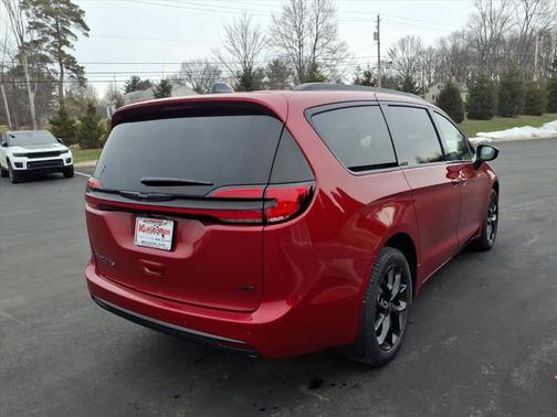 Red Hot Pearlcoat 2026 Chrysler Pacifica L