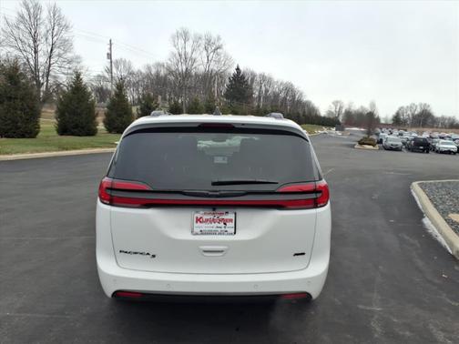 Bright White Clearcoat 2026 Chrysler Pacifica L