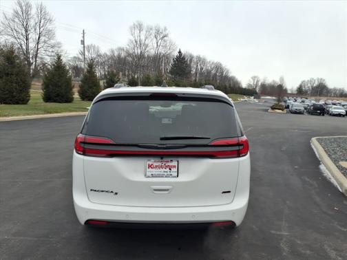 Bright White Clearcoat 2026 Chrysler Pacifica L