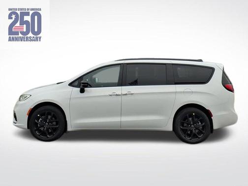 Bright White Clearcoat 2026 Chrysler Pacifica L