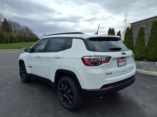 Bright White Clearcoat 2026 Jeep Compass Latitude