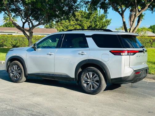 2024 Nissan Pathfinder SV