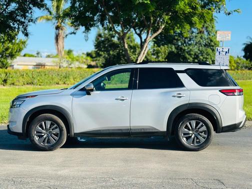 2024 Nissan Pathfinder SV