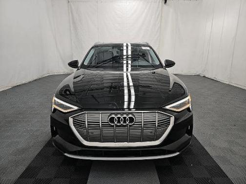 2023 Audi e-tron PREMIUM