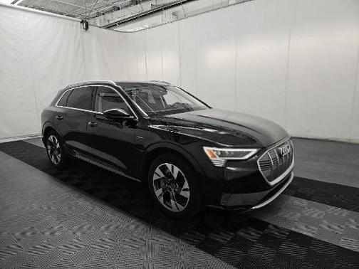 2023 Audi e-tron PREMIUM