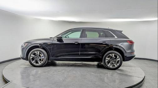 2023 Audi e-tron PREMIUM