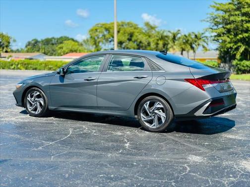 2025 Hyundai ELANTRA Limited