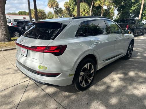 2022 Audi e-tron Premium