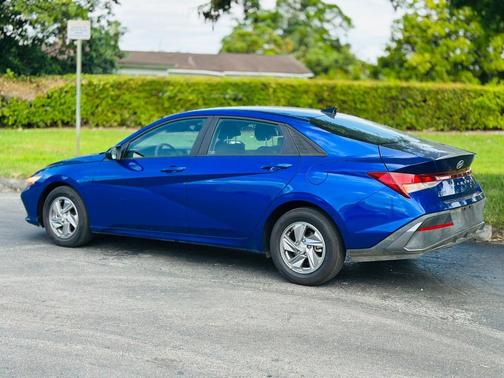 2025 Hyundai ELANTRA SE
