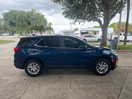 Blue Glow Metallic 2022 Chevrolet Equinox 1LT