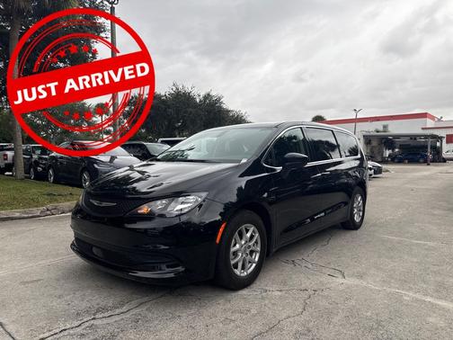 2022 Chrysler Voyager LX