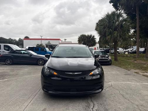 2022 Chrysler Voyager LX