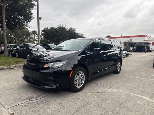 2022 Chrysler Voyager LX