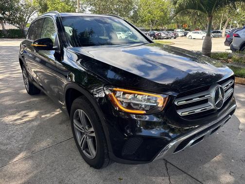 Obsidian Black Metallic 2022 Mercedes-Benz GLC 300 4MATIC