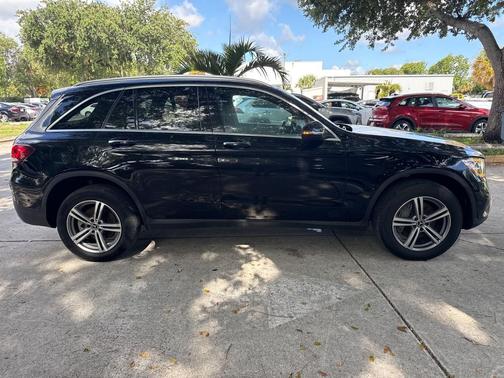 Obsidian Black Metallic 2022 Mercedes-Benz GLC 300 4MATIC
