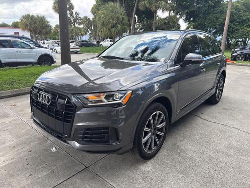 2023 Audi Q7 45 Premium Plus