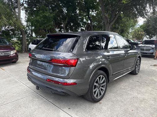 2023 Audi Q7 45 Premium Plus
