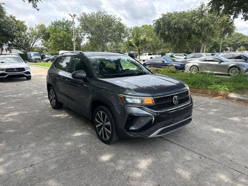Platinum Gray Metallic 2022 Volkswagen Taos SE