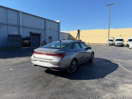 2025 Hyundai ELANTRA SEL