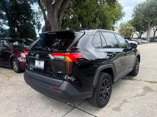 2022 Toyota RAV4 LE