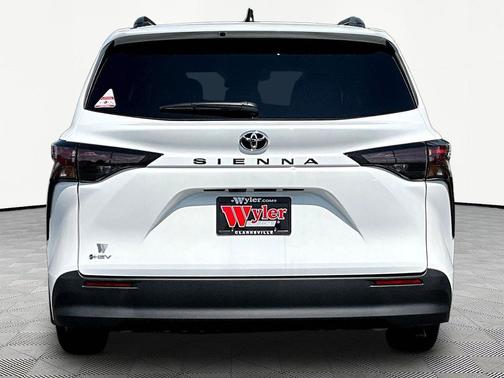 Ice Cap 2026 Toyota Sienna LE