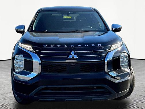 Labrador Black Pearl 2022 Mitsubishi Outlander ES