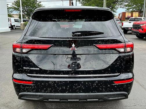 Labrador Black Pearl 2022 Mitsubishi Outlander ES