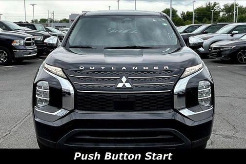 Labrador Black Pearl 2022 Mitsubishi Outlander ES