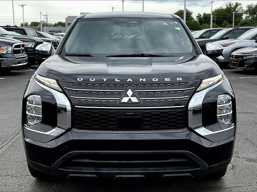Labrador Black Pearl 2022 Mitsubishi Outlander ES