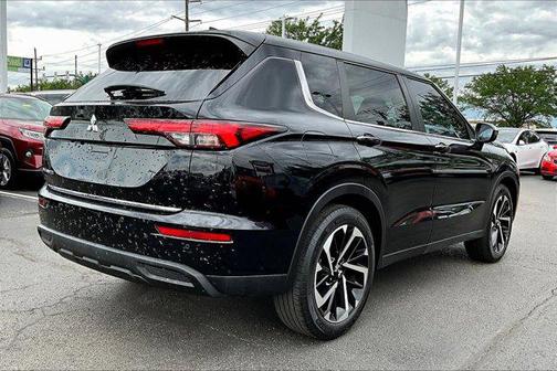 Labrador Black Pearl 2022 Mitsubishi Outlander ES 2.5 2WD