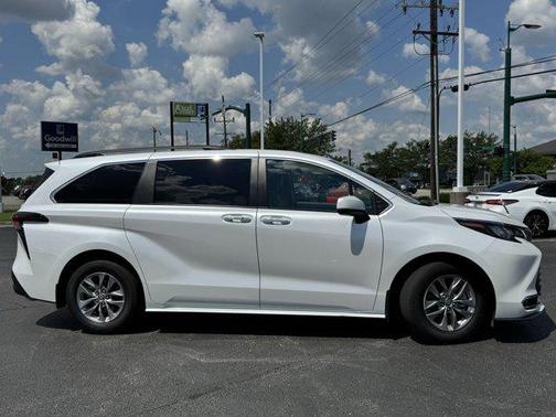 2024 Toyota Sienna XLE 8 Passenger