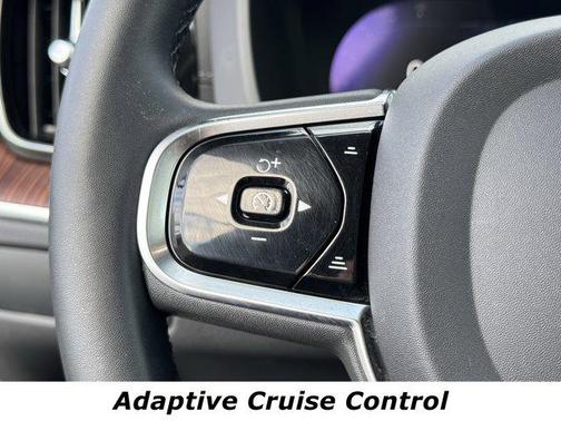 2024 Volvo XC60 B5 Ultimate Dark Theme