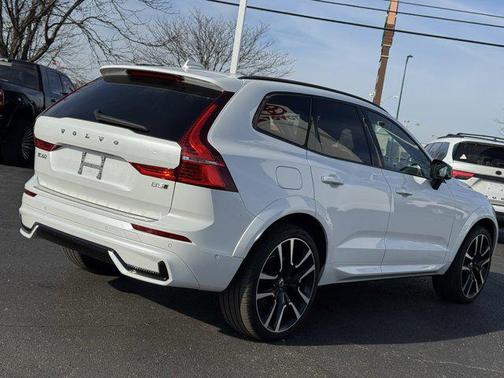 2024 Volvo XC60 B5 Ultimate Dark Theme